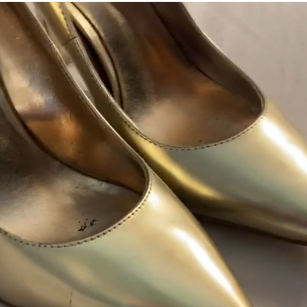 Truth or Dare Gold Pointed Toe Heels. Size 8 - Picture 3 of 9